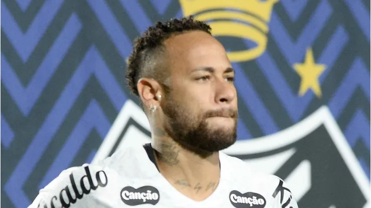 Neymar durante aquecimento antes de partida no Barradão contra o Vitória.