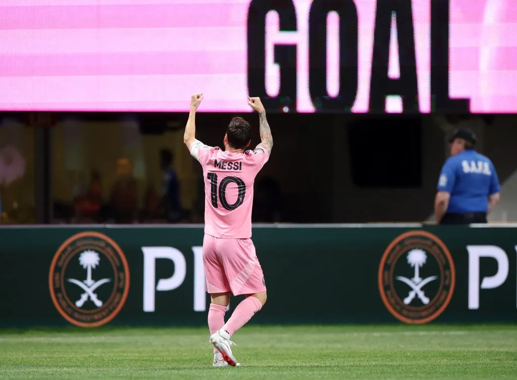Messi comemorando seu gol de falta. Foto: Alex Grimm/Getty Images