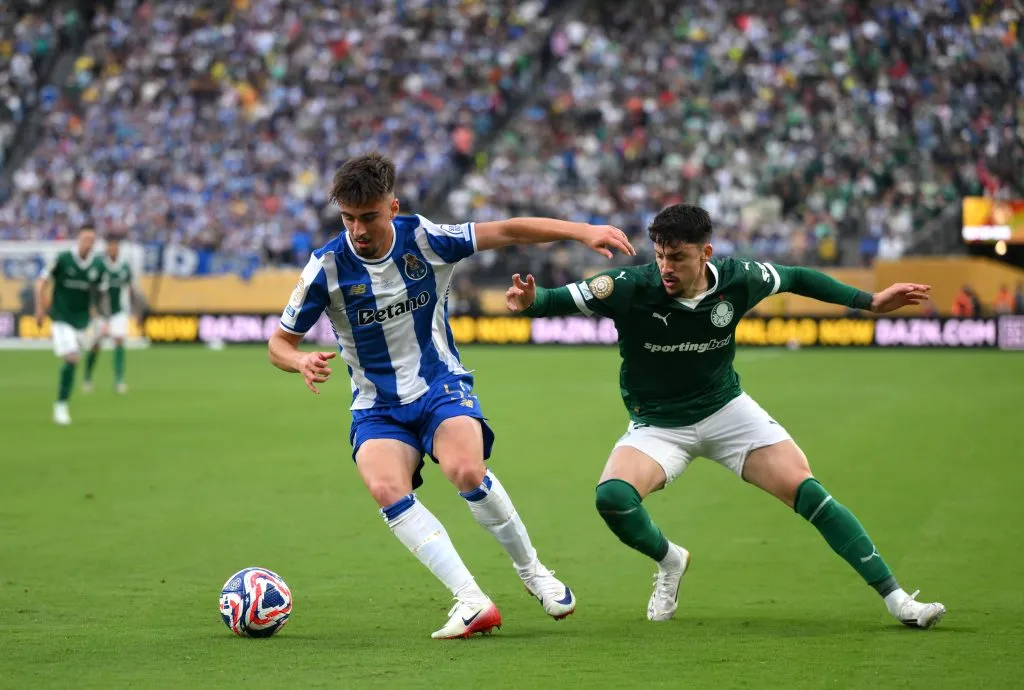 EAST RUTHERFORD, NEW JERSEY – JUNE 15: Martim Fernandes #52 of FC Porto dribbles as he is challenged by Joaquin Piquerez #22 of Palmeiras during the FIFA Club World Cup 2025 group A match between SE Palmeiras and FC Porto at MetLife Stadium on June 15, 2025 in East Rutherford, New Jersey. (Photo by David Ramos/Getty Images)