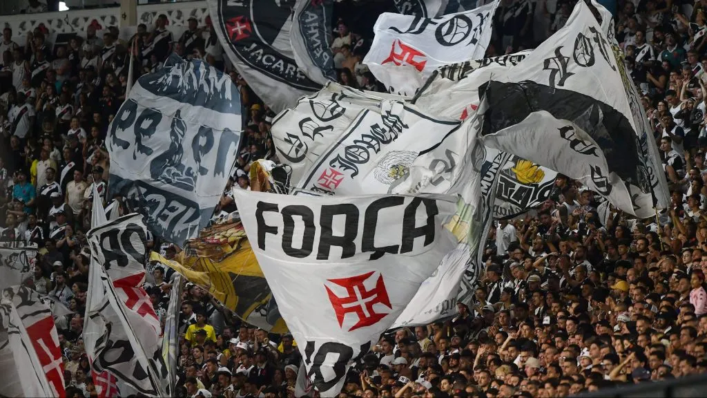Torcida do Vasco durante partida contra Bragantino no estádio São Januário pelo campeonato Brasileiro A 2025. Foto: Thiago Ribeiro/AGIF