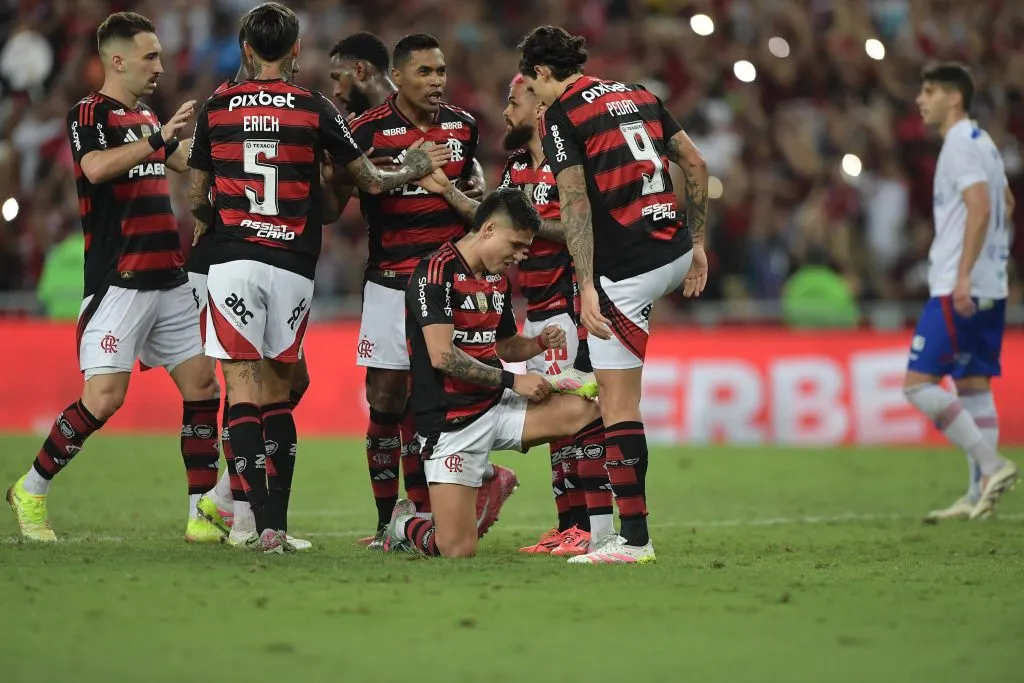RJ – RIO DE JANEIRO – 01/06/2025 – BRASILEIRO A 2025, FLAMENGO X FORTALEZA – Luiz Araujo jogador do Flamengo comemora seu gol com jogadores do seu time durante partida contra o Fortaleza no estadio Maracana pelo campeonato Brasileiro A 2025. Foto: Thiago Ribeiro/AGIF