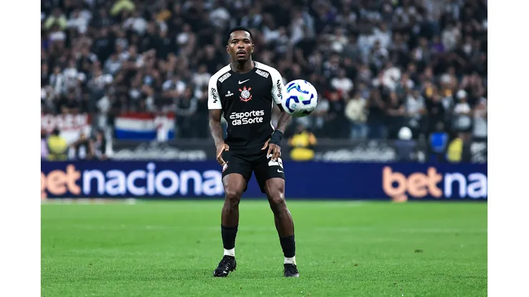 Torcida corinthiana reprova desempenho de Cacá em 2025. Foto: Fabio Giannelli/AGIF
