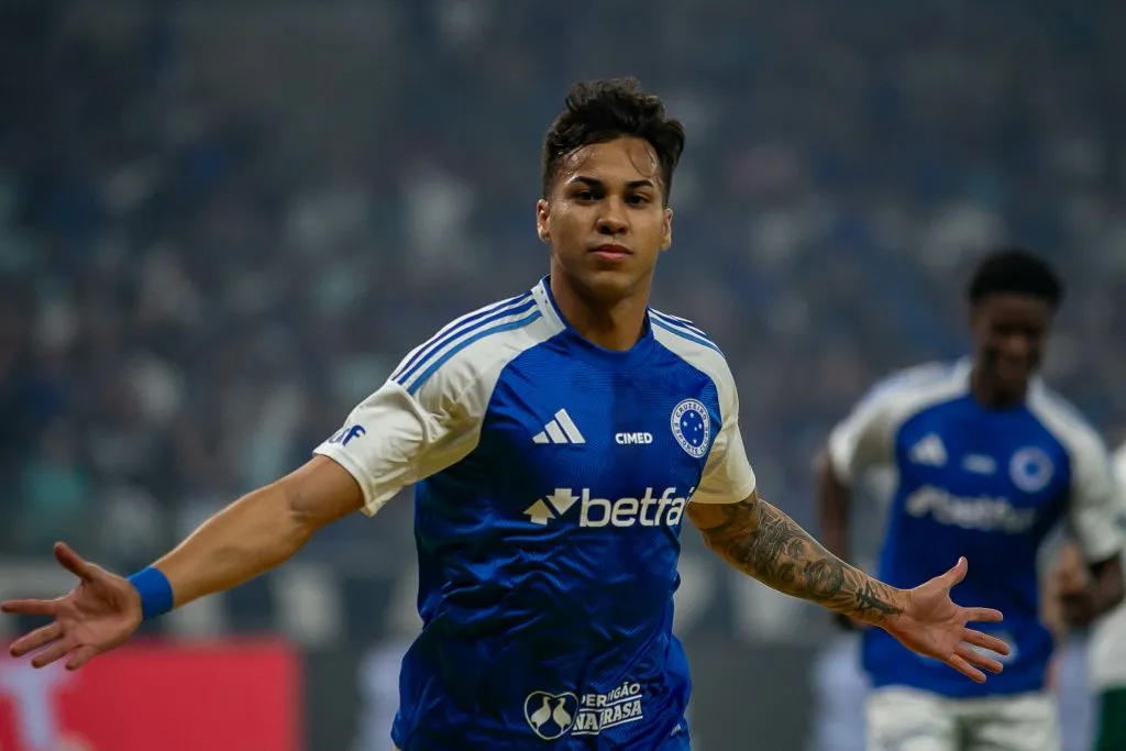MG – BELO HORIZONTE – 01/06/2025 – BRASILEIRO A 2025, CRUZEIRO X PALMEIRAS -Kaio Jorge jogador do Cruzeiro comemora seu gol durante partida contra o Palmeiras no estadio Mineirao pelo campeonato Brasileiro A 2025. Foto: Fernando Moreno/AGIF