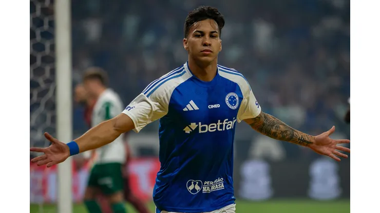 MG - BELO HORIZONTE - 01/06/2025 - BRASILEIRO A 2025, CRUZEIRO X PALMEIRAS -Kaio Jorge jogador do Cruzeiro comemora seu gol durante partida contra o Palmeiras no estadio Mineirao pelo campeonato Brasileiro A 2025. Foto: Fernando Moreno/AGIF