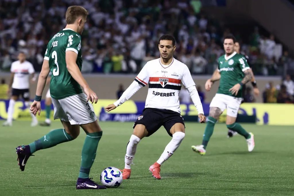 SP – BARUERI – 11/05/2025 – BRASILEIRO A 2025, PALMEIRAS X SAO PAULO – Fuchs jogador do Palmeiras disputa lance com Matheus Alves jogador do Sao Paulo durante partida no estadio Arena Barueri pelo campeonato Brasileiro A 2025. Foto: Marcello Zambrana/AGIF