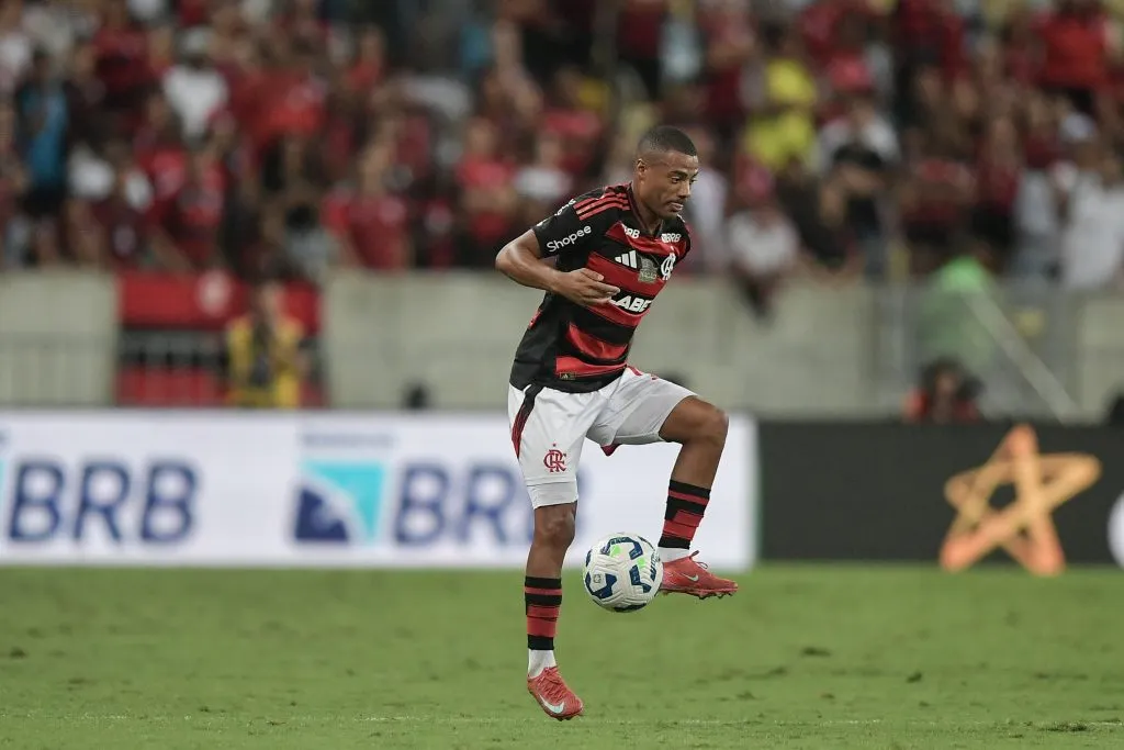 RJ – RIO DE JANEIRO – 18/05/2025 – BRASILEIRO A 2025, FLAMENGO X BOTAFOGO – De la Cruz jogador do Flamengo durante partida contra o Botafogo no estadio Maracana pelo campeonato Brasileiro A 2025. Foto: Thiago Ribeiro/AGIF