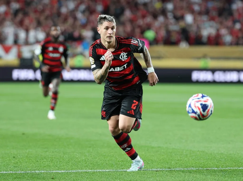 PHILADELPHIA, PENNSYLVANIA – JUNE 16:   Varela Guillerm # 2 of CR Flamengo controls the ball during the FIFA Club World Cup 2025 group D match between CR Flamengo and Esperance de Tunis at Lincoln Financial Field on June 16, 2025 in Philadelphia, Pennsylvania. (Photo by Al Bello/Getty Images)