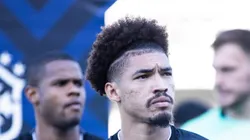 Adryelson durante partida pelo Botafogo na Vila Belmiro.