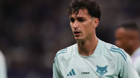 MG - BELO HORIZONTE - 01/05/2025 - COPA DO BRASIL 2025, CRUZEIRO X VILA NOVA-GO - Dinenno jogador do Cruzeiro durante aquecimento antes da partida contra o Vila Nova-GO no estadio Mineirao pelo campeonato Copa Do Brasil 2025. Foto: Gilson Lobo/AGIF