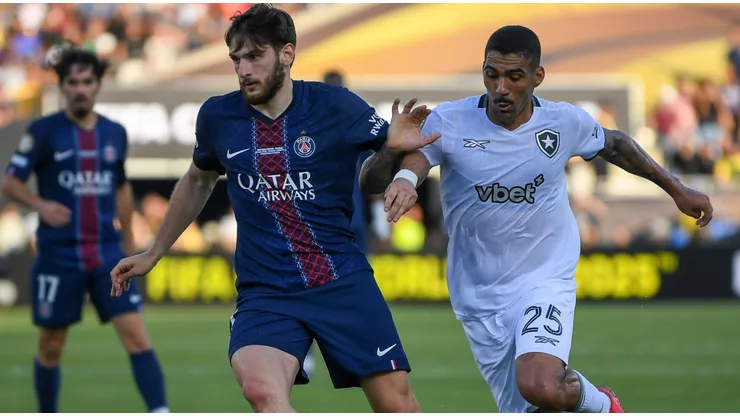 Khvicha Kvaratskhelia em partida diante do Botafogo. Foto: Associated Press / Alamy Stock Photo