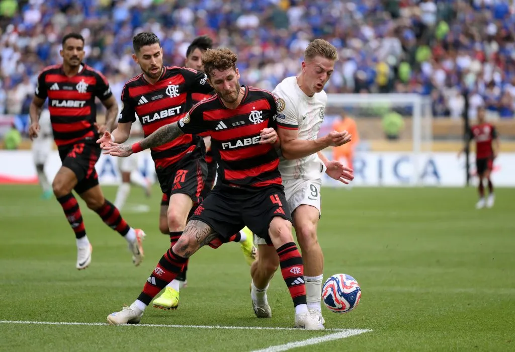 PHILADELPHIA, PENNSYLVANIA – JUNE 20: Leo Pereira #4 of CR Flamengo battles for possession with Liam Delap #9 of Chelsea FC during the FIFA Club World Cup 2025 group D match between CR Flamengo and Chelsea FC at Lincoln Financial Field on June 20, 2025 in Philadelphia, Pennsylvania. (Photo by David Ramos/Getty Images)