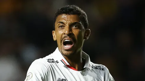 Luiz Gustavo está em recuperação de problema no pulmão, mas Crespo quer transformá-lo em zagueiro