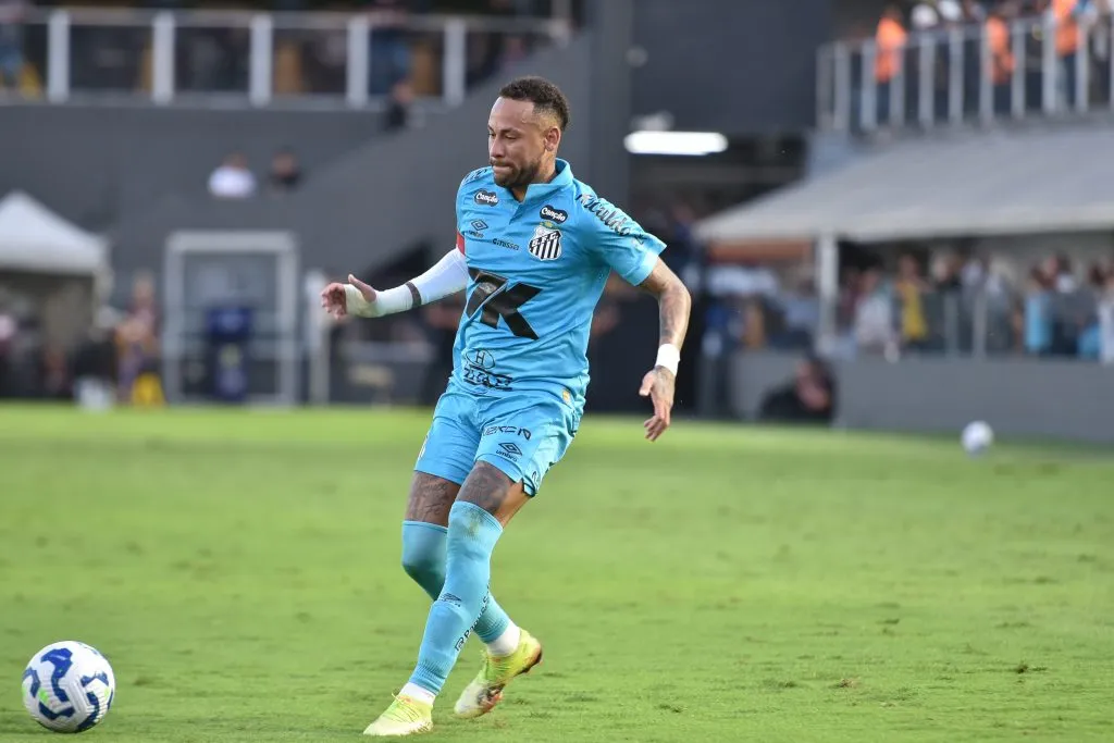 Neymar em campo pelo Santos. Foto: Jota Erre/AGIF
