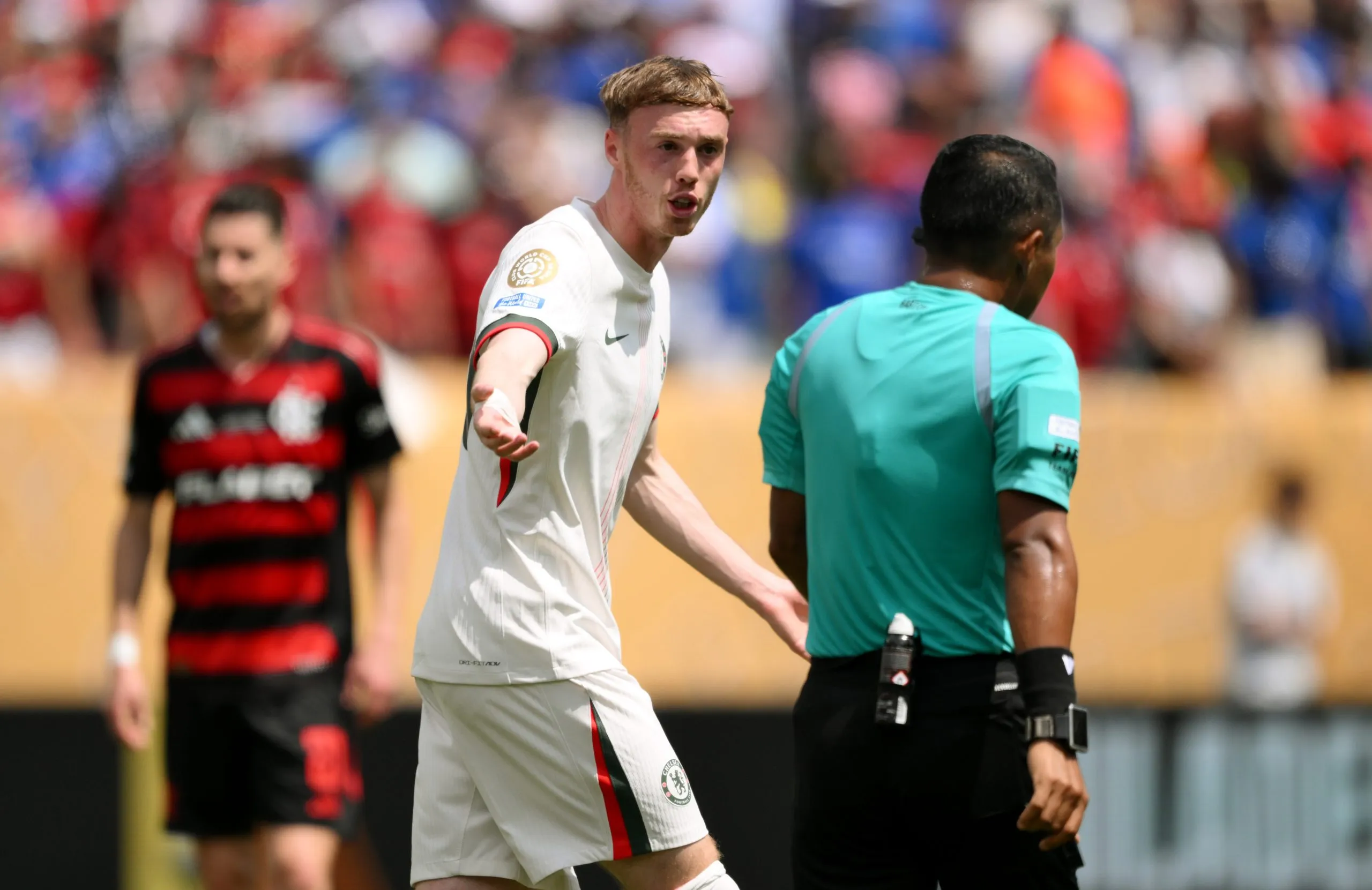 Cole Palmer reclamando com árbitro de Flamengo x Chelsea – Foto: David Ramos/Getty Images
