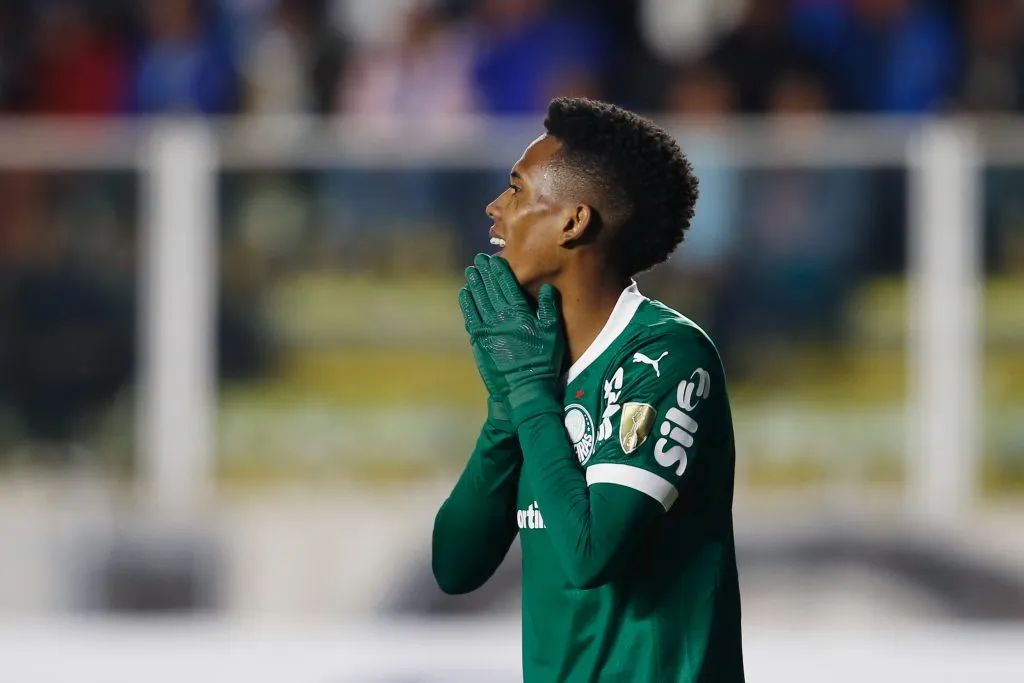 MIRAFLORES, BOLIVIA – APRIL 24: Estêvão Willian of Palmeiras reacts during the Copa CONMEBOL Libertadores 2025 Group G match between Bolivar and Palmeiras  at Estadio Hernando Siles on April 24, 2025 in Miraflores, Bolivia. (Photo by Gaston Brito Miserocchi/Getty Images)