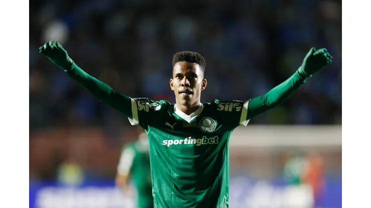 MIRAFLORES, BOLIVIA - APRIL 24: Estêvão Willian of Palmeiras celebrates after scoring the team's second goal during the Copa CONMEBOL Libertadores 2025 Group G match between Bolivar and Palmeiras at Estadio Hernando Siles on April 24, 2025 in Miraflores, Bolivia. (Photo by Gaston Brito Miserocchi/Getty Images)