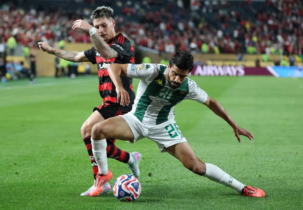 PHILADELPHIA, PENNSYLVANIA – JUNE 16: Guillermo Varela #2 of CR Flamengo battles for possession with Mohamed Amine Ben Hamida #20 of Esperance De Tunisie during the FIFA Club World Cup 2025 group D match between CR Flamengo and Esperance de Tunis at Lincoln Financial Field on June 16, 2025 in Philadelphia, Pennsylvania. (Photo by Al Bello/Getty Images)