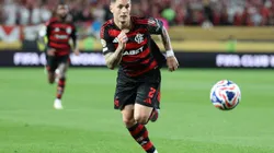 PHILADELPHIA, PENNSYLVANIA - JUNE 16: Varela Guillerm # 2 of CR Flamengo controls the ball during the FIFA Club World Cup 2025 group D match between CR Flamengo and Esperance de Tunis at Lincoln Financial Field on June 16, 2025 in Philadelphia, Pennsylvania. (Photo by Al Bello/Getty Images)