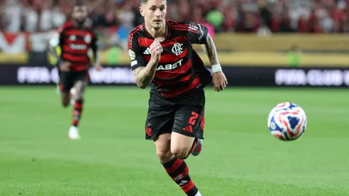PHILADELPHIA, PENNSYLVANIA - JUNE 16: Varela Guillerm # 2 of CR Flamengo controls the ball during the FIFA Club World Cup 2025 group D match between CR Flamengo and Esperance de Tunis at Lincoln Financial Field on June 16, 2025 in Philadelphia, Pennsylvania. (Photo by Al Bello/Getty Images)