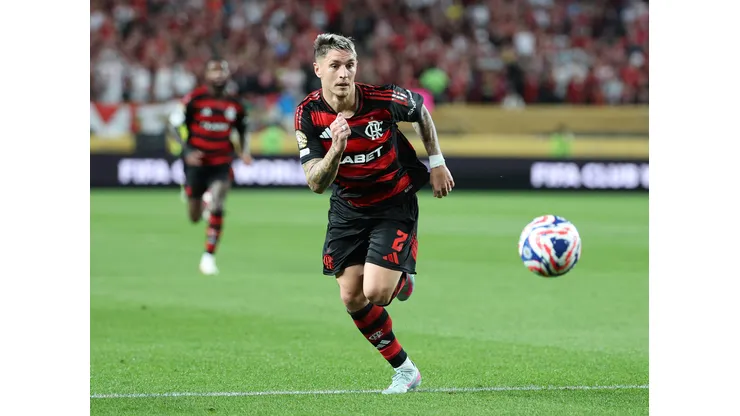 PHILADELPHIA, PENNSYLVANIA - JUNE 16: Varela Guillerm # 2 of CR Flamengo controls the ball during the FIFA Club World Cup 2025 group D match between CR Flamengo and Esperance de Tunis at Lincoln Financial Field on June 16, 2025 in Philadelphia, Pennsylvania. (Photo by Al Bello/Getty Images)