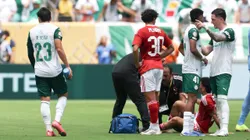 Momento da falta polêmica de Raphael Veiga durante Palmeiras x Al Ahly. (Photo by Al Bello/Getty Images)