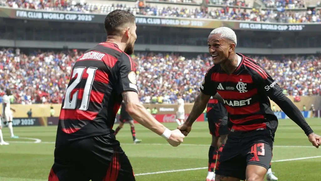 Jorginho e Wesley comemorando a vitória diante do Chelsea. Foto: Gilvan de Souza/Flamengo