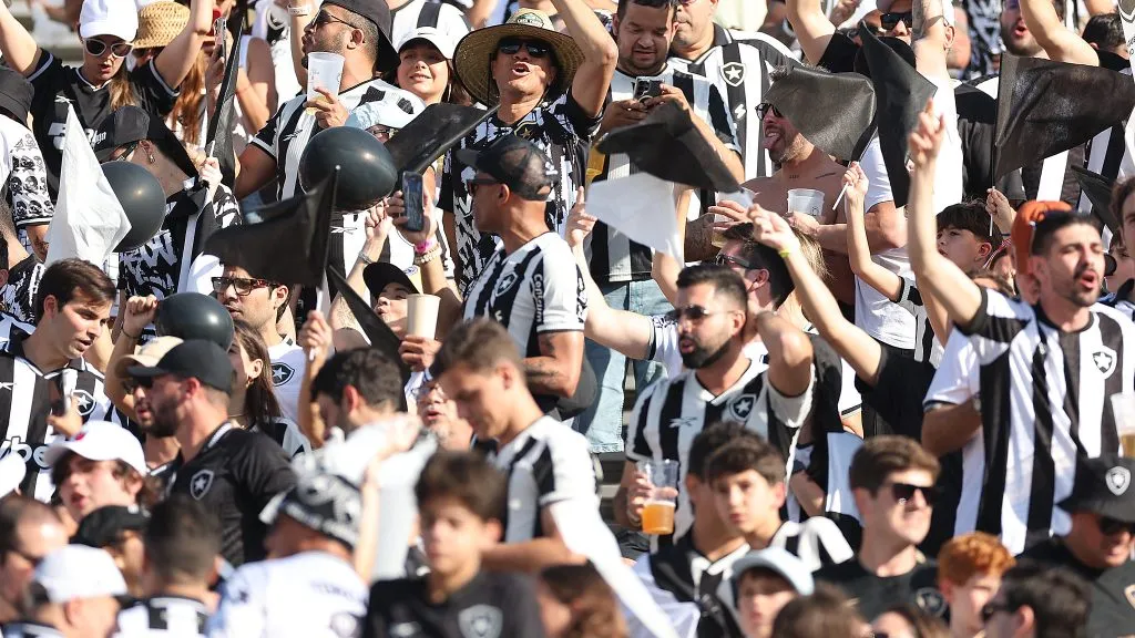 Botafoguenses apoiaram os jogadores na vitória sobre o PSG-FRA. Foto: Vítor Silva/Botafogo.
