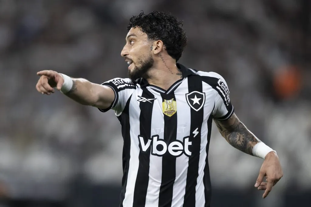 RJ – RIO DE JANEIRO – 04/06/2025 – BRASILEIRO A 2025, BOTAFOGO X CEARA – Alex Telles jogador do Botafogo durante partida contra o Ceara no estadio Engenhao pelo campeonato Brasileiro A 2025. Foto: Jorge Rodrigues/AGIF