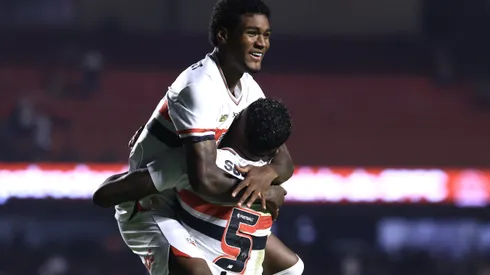 SP - SAO PAULO - 17/05/2025 - BRASILEIRO A 2025, SAO PAULO X GREMIO - Arboleda jogador do Sao Paulo comemora seu gol com Lucas Ferreira jogador da sua equipe durante partida contra o Gremio no estadio Morumbi pelo campeonato Brasileiro A 2025. Foto: Marcello Zambrana/AGIF