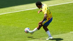Lucas Ribeiro chutando para marcar o gol do Mamelodi contra o Borussia (Photo by Dylan Buell/Getty Images)