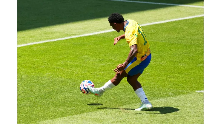 Lucas Ribeiro chutando para marcar o gol do Mamelodi contra o Borussia (Photo by Dylan Buell/Getty Images)