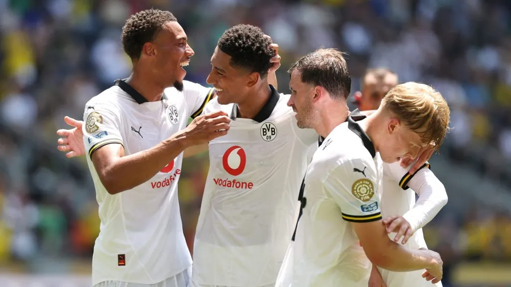 Equipe do Dortmund comemorando gol