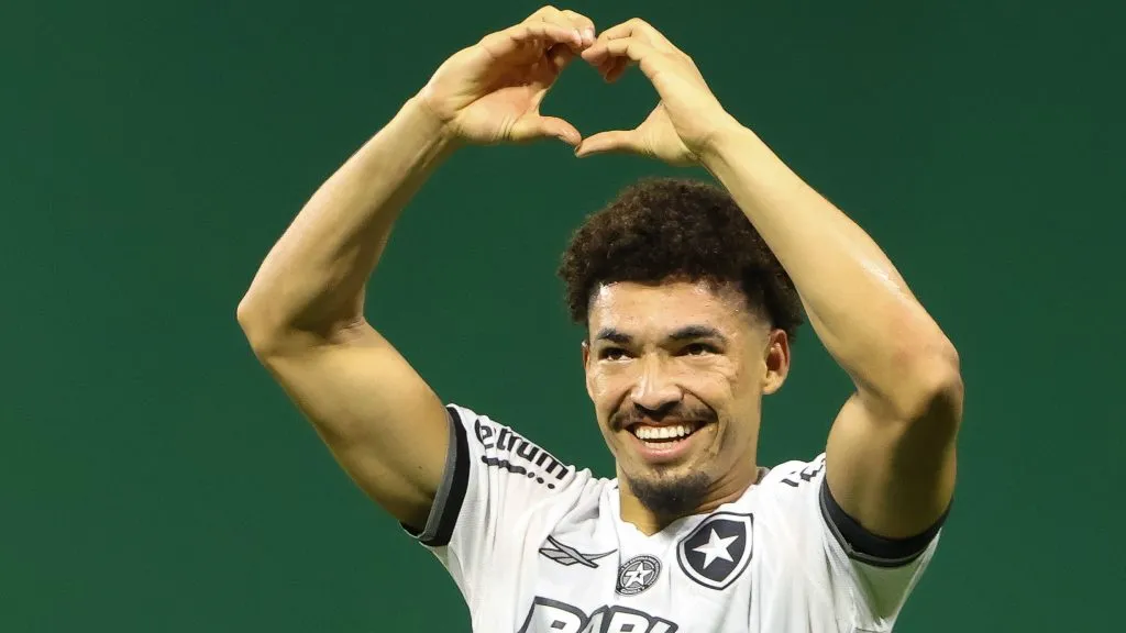 Adryelson jogador do Botafogo comemora vitória da partida contra o Palmeiras no estádio Arena Allianz Parque pelo campeonato Brasileiro A 2024. Foto: Joisel Amaral/AGIF