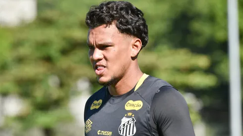 SP - SANTOS - 15/05/2025 - SANTOS, TREINO - Gabriel Veron, jogador do Santos durante treino no Centro de Treinamento CT Rei Pele. Foto: Jota Erre/AGIF