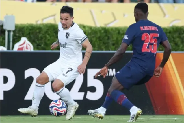 Artur e Mendes em disputa no duelo entre Botafogo x PSG pelo Mundial de Clubes – Foto: Vitor Silva/Botafogo