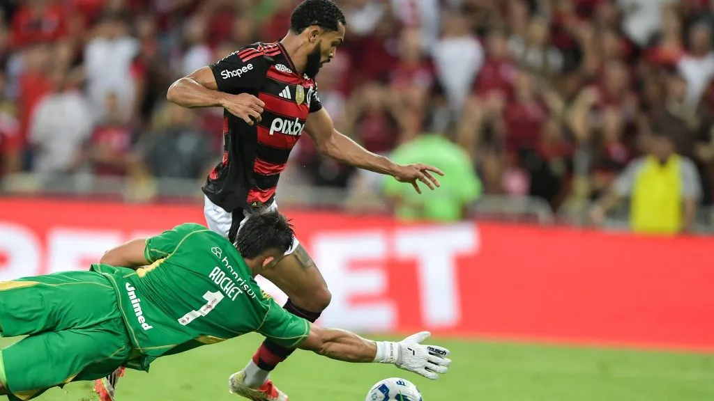 Rochet goleiro do Internacional durante partida contra o Flamengo no estádio Maracanã pelo campeonato Brasileiro A 2025. Foto: Thiago Ribeiro/AGIF