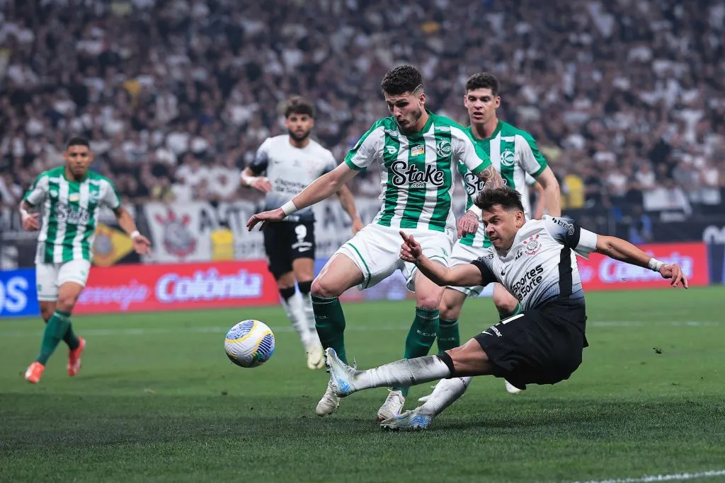 SP – SAO PAULO – 11/09/2024 – COPA DO BRASIL 2024, CORINTHIANS X JUVENTUDE – Romero jogador do Corinthians disputa lance com Danilo Boza jogador do Juventude durante partida no estadio Arena Corinthians pelo campeonato Copa Do Brasil 2024. Foto: Ettore Chiereguini/AGIF