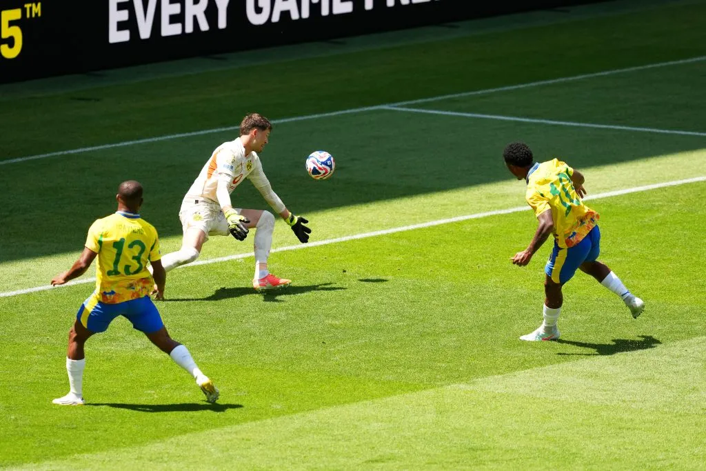 Lucas Ribeiro marca golaço em derrota do Mamelodi no Mundial de Clubes. Foto: Dylan Buell/Getty Images.