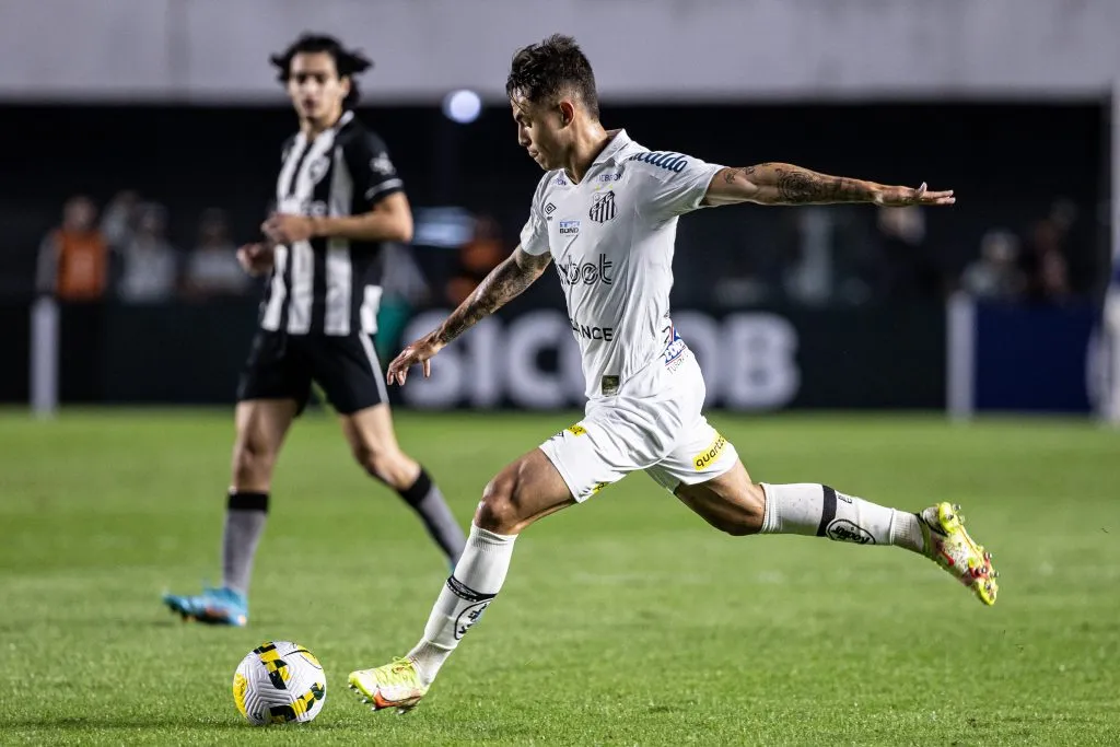 SP – Santos – 20/07/2022 – BRASILEIRO A 2022, SANTOS X BOTAFOGO – Vinicius Zanocelo jogador do Santos durante partida contra o Botafogo no estadio Vila Belmiro pelo campeonato Brasileiro A 2022. Foto: Raul Baretta/AGIF