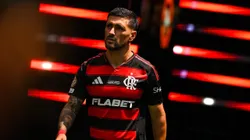 PHILADELPHIA, PENNSYLVANIA - JUNE 20: Giorgian de Arrascaeta of CR Flamengo walks onto the pitch prior to the FIFA Club World Cup 2025 group D match between CR Flamengo and Chelsea FC at Lincoln Financial Field on June 20, 2025 in Philadelphia, Pennsylvania. (Photo by David Ramos/Getty Images)