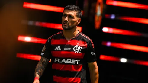 PHILADELPHIA, PENNSYLVANIA - JUNE 20: Giorgian de Arrascaeta of CR Flamengo walks onto the pitch prior to the FIFA Club World Cup 2025 group D match between CR Flamengo and Chelsea FC at Lincoln Financial Field on June 20, 2025 in Philadelphia, Pennsylvania. (Photo by David Ramos/Getty Images)