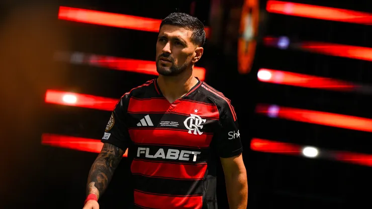 PHILADELPHIA, PENNSYLVANIA - JUNE 20: Giorgian de Arrascaeta of CR Flamengo walks onto the pitch prior to the FIFA Club World Cup 2025 group D match between CR Flamengo and Chelsea FC at Lincoln Financial Field on June 20, 2025 in Philadelphia, Pennsylvania. (Photo by David Ramos/Getty Images)