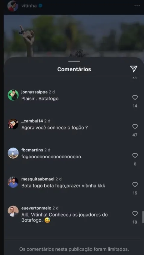 Torcida do Botafogo invade perfil de Vitinha no Instagram. Foto: Reprodução.