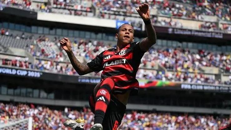 Wallace Yan, do Flamengo comemora o terceiro gol de sua equipe durante a partida do grupo D da Copa do Mundo de Clubes de 2025 contra o Chelsea entre o CR Flamengo e o Chelsea de 2025 na Filadélfia, Pensilvânia
