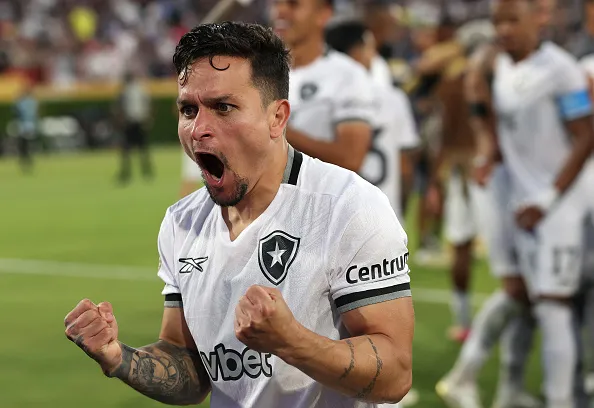 Artur do Botafogo comemora seu gol sobre o PSG no Mundial de Clubes 2025 , no Rose Bowl Stadium, em Pasadena, California. Foto:Stu Forster/Getty Images