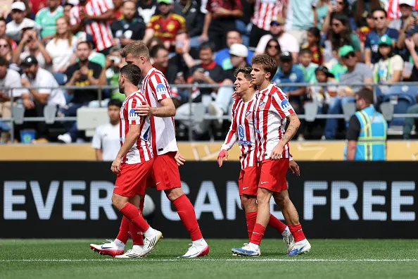 Pablo Barrios, do Atletico De Madrid comemora seu gol Giuliano Simeone e companheiros de equipe em duelo contra o Seattle Sounders FC and Club Atletico de Madrid, no Mundial. Foto: Buda Mendes/Getty Images
