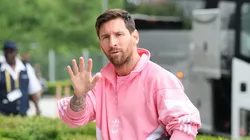 Messi durante chegada da delegação do Inter Miami. Foto: Alex Grimm/Getty Images