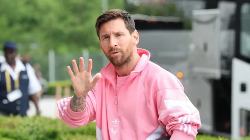 Messi durante chegada da delegação do Inter Miami. Foto: Alex Grimm/Getty Images