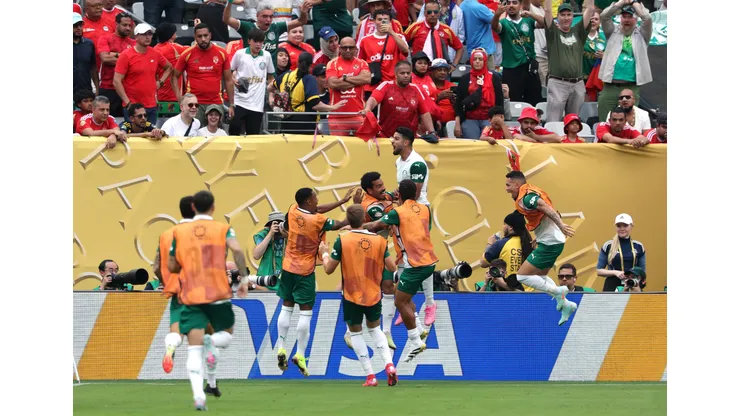 EAST RUTHERFORD, NEW JERSEY - JUNE 19: Jose Manuel Lopez #42 of Palmeiras celebrates scoring his team's second goal with teammates during the FIFA Club World Cup 2025 group A match between SE Palmeiras and Al Ahly SC at MetLife Stadium on June 19, 2025 in East Rutherford, New Jersey. (Photo by Al Bello/Getty Images)