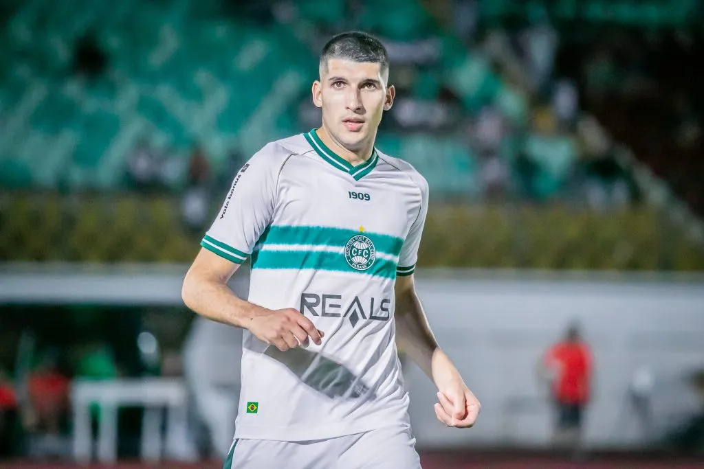 PR – MARINGA – 10/02/2024 – PARANAENSE 2024, GALO MARINGA X CORITIBA – Matheus Bianqui, jogando pelo  Coritiba, durante partida contra o Galo Maringa no estadio Willie Davids pelo campeonato Paranaense 2024. Foto: Fernando Teramatsu/AGIF